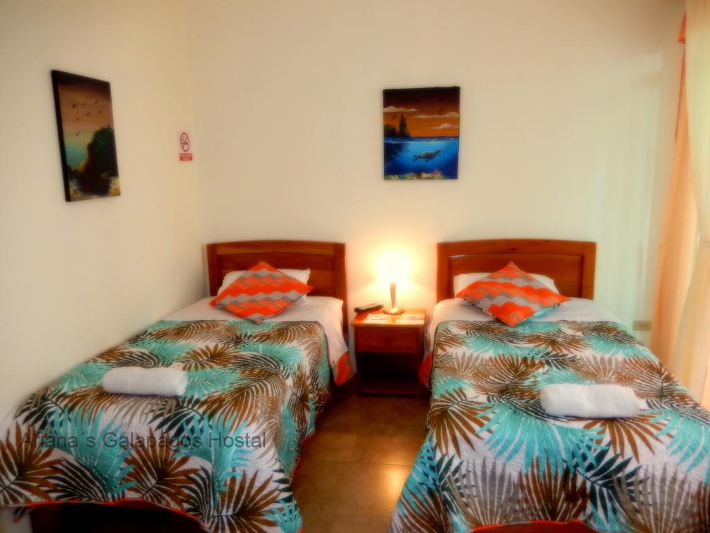Ariana'S Galapagos Hostal Пуерто Айора Екстериор снимка